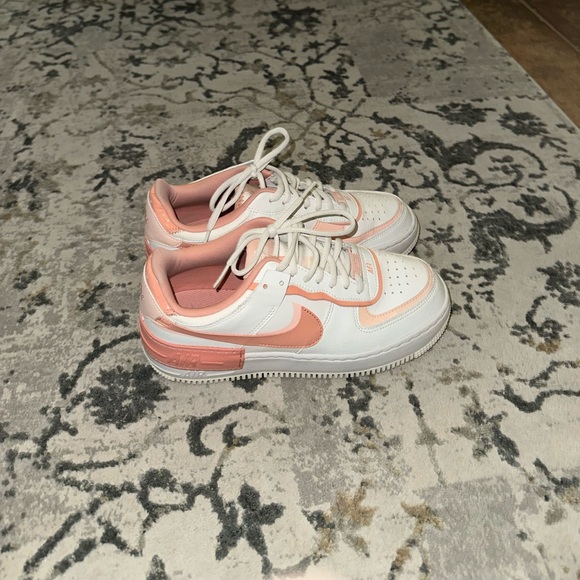 Nike shadows in pink size 8.5 women’s - Picture 3 of 3